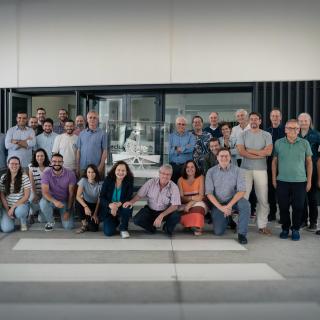 El director del IAC, Valentín Martínez Pillet, con el equipo de ingenieros del Telescopio Solar Europeo junto al panel de revisores internacionales con la maqueta del telescopio, durante la evaluación en Tenerife. / Inés Bonet (IAC)