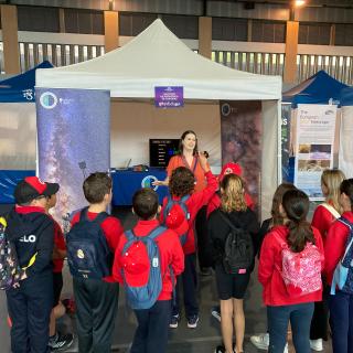 Estudiantes visitan el stand del IAC en la Miniferia de la Ciencia y la Innovacion 2025 celebrada en La Palma