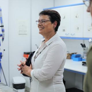 Ana Rosa Mena, alcaldesa de Tegueste, durante su vista a la sala de metrología del IAC. Crédito: Alejandra Rueda (IAC).