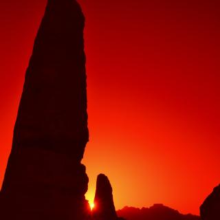  Puesta de sol en el equinoccio de primavera en los Obeliscos del Jabal Madbah, en la antigua Petra