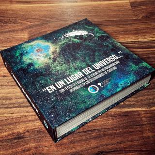 Ejemplar del libro “En un lugar del Universo…” editado por el IAC. Foto: Inés Bonet (IAC).