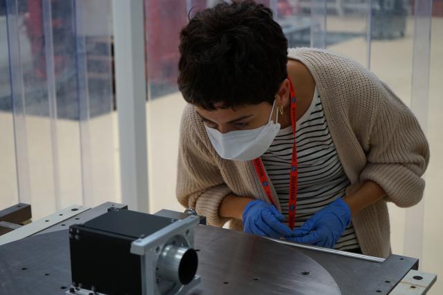 Imagen de Alba Peláez, ingeniera de IACTEC, durante la puesta a punto del montaje de pruebas para la medida del centro de gravedad del instrumento DRAGO